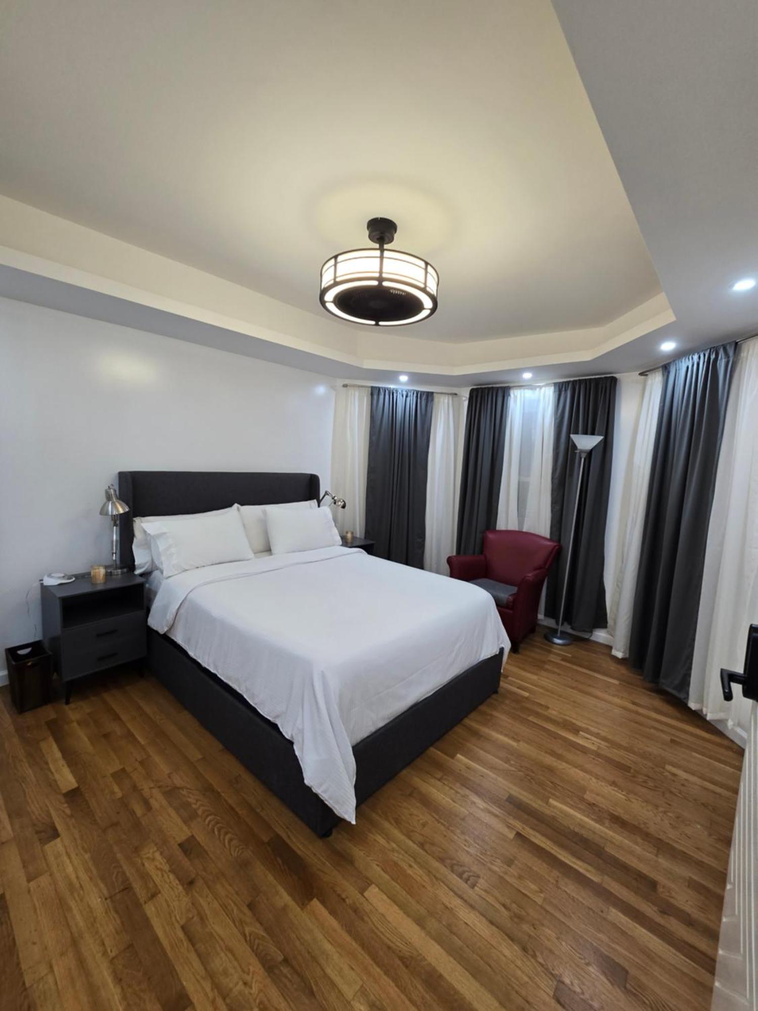 Beautiful Boston Bedroom - New Renovation Экстерьер фото