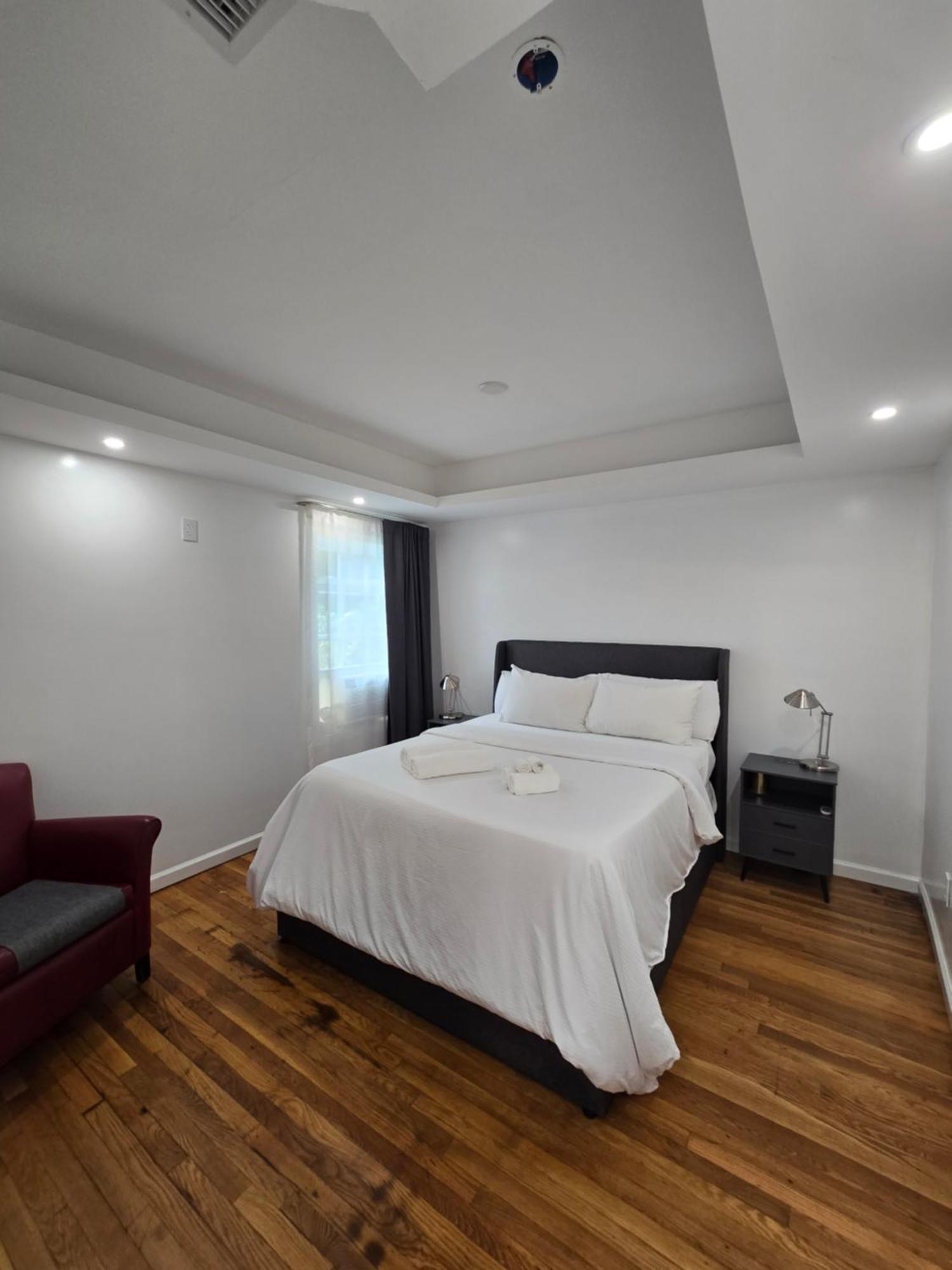 Beautiful Boston Bedroom - New Renovation Экстерьер фото